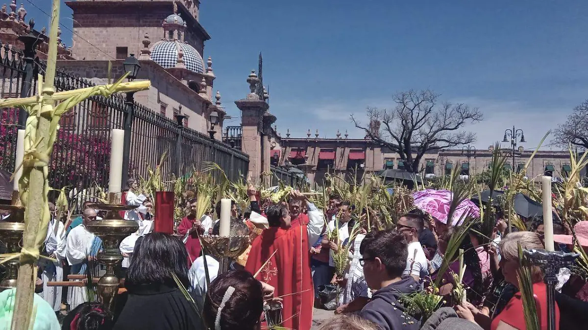 Bendición de palmas en la plaza Melchor Ocampo